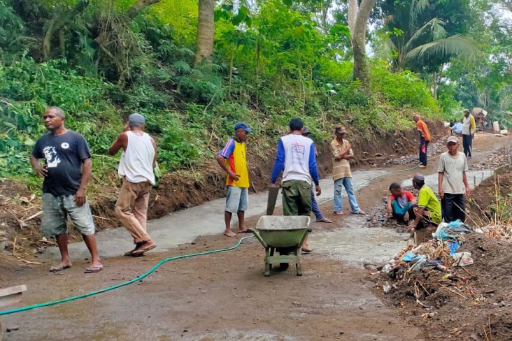 Warga dan Relawan OMG Gotong-royong Perbaiki Jalan Rusak di Ende