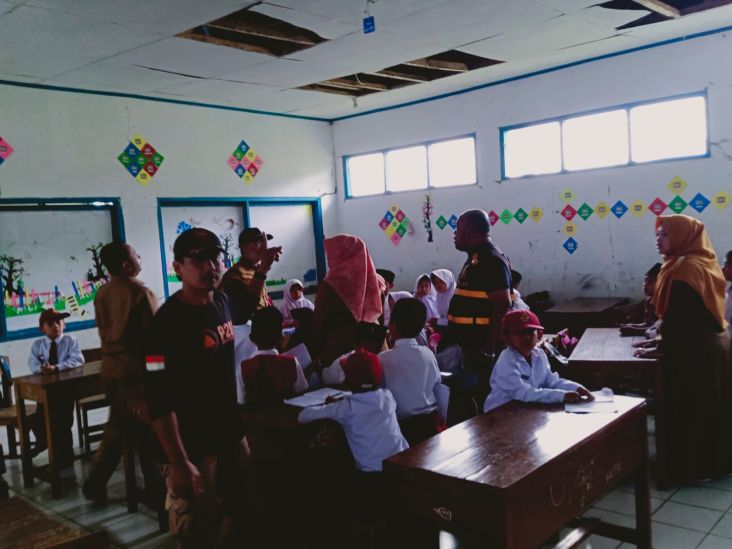 Gempa Banten M 5,2, Siswa SD di Sukabumi Tertimpa Plafon Ruang Kelas yang Ambrol