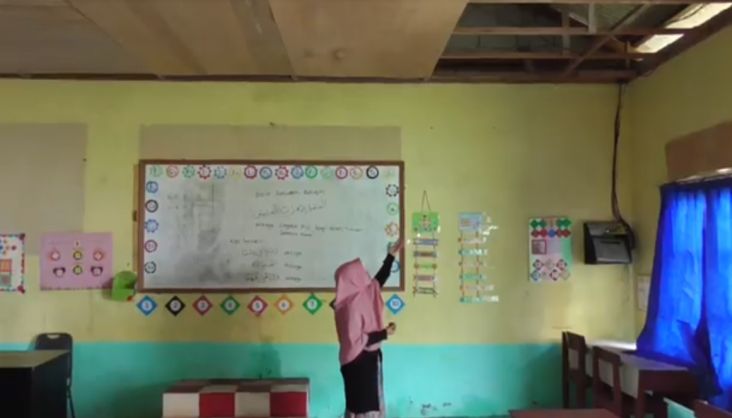 Memprihatinkan! Siswa SD di Natuna Terpaksa Belajar di Sekolah dengan Atap Roboh