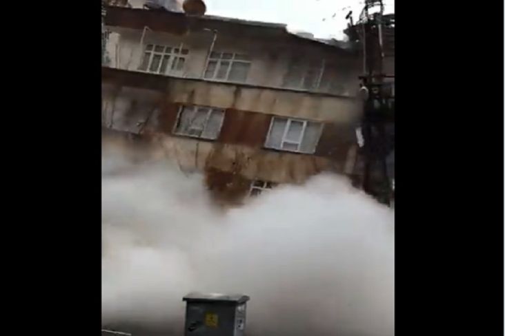 Pilu Gempa Turki: Gedung Bertingkat Runtuh bak Rumah Kartu, Landasan Bandara Terbelah 2
