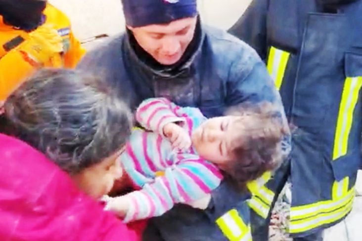 Gadis 4 Tahun Diselamatkan dari Puing-puing 33 Jam Setelah Gempa Turki
