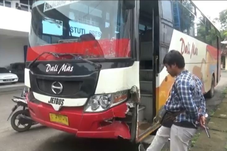 Bus Tabrak 2 Motor di Bojonegoro, 4 Orang Tewas