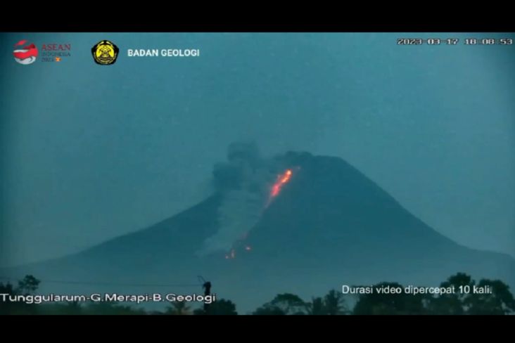 Jumat Malam, Gunung Merapi Muntahkan Lava Pijar dan Awan Panas sejauh 1,3 Km