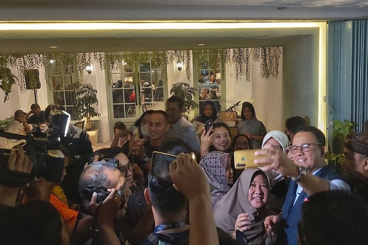 Meriah! Anies Baswedan Diserbu Warga Surabaya saat Jalan-jalan di Tunjungan