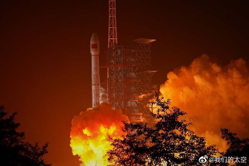 China Luncurkan Satelit Militer untuk Komunikasi Taktis