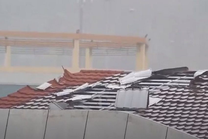 Angin Kencang Rusak Atap Dermaga Eksekutif di Pelabuhan Merak