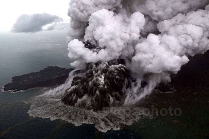 Gunung Api Bawah Laut di Lembata NTT Meletus, Permukaan Air Naik