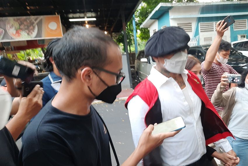 Kenakan Rompi Tahanan, Jerinx SID Dititip di Polda Metro Jaya