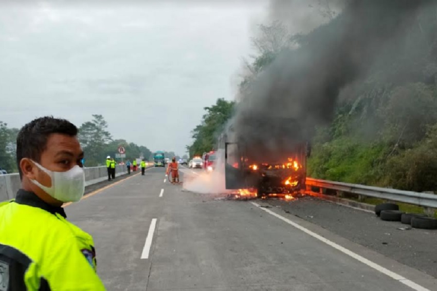 Bus Terbakar Hebat di Tol Semarang, Penumpang Menyelamatkan Diri