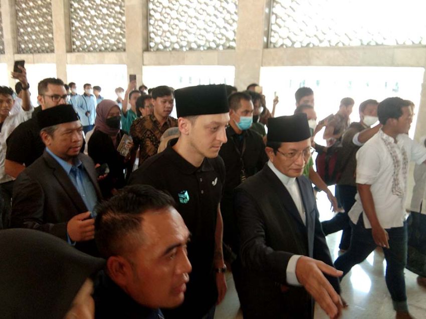 Mesut Ozil Salat Jumat di Masjid Istiqlal Jakarta