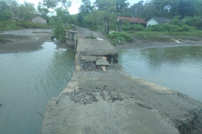 Jembatan di Karawang Ambruk, Warga 1 Dusun Terisolasi