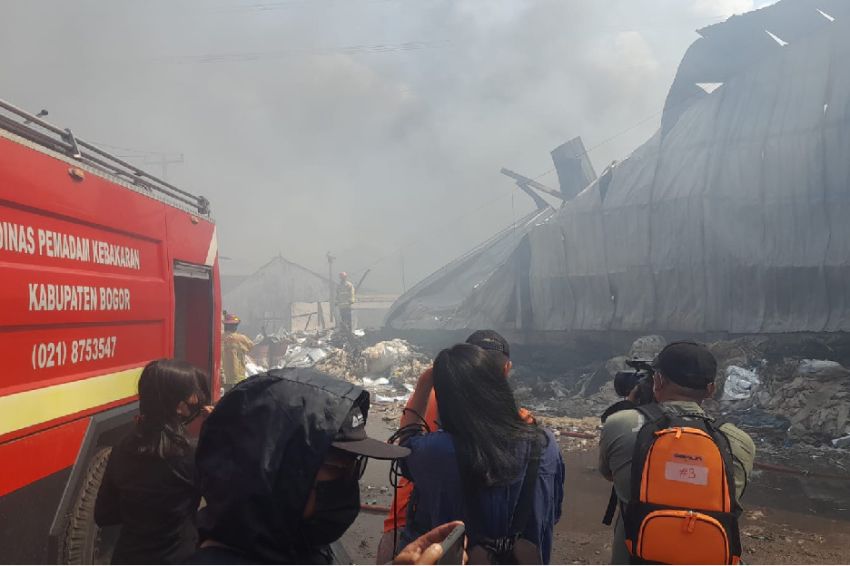 Petugas Damkar Masih Siaga di Pabrik Alumunium Foil yang Terbakar