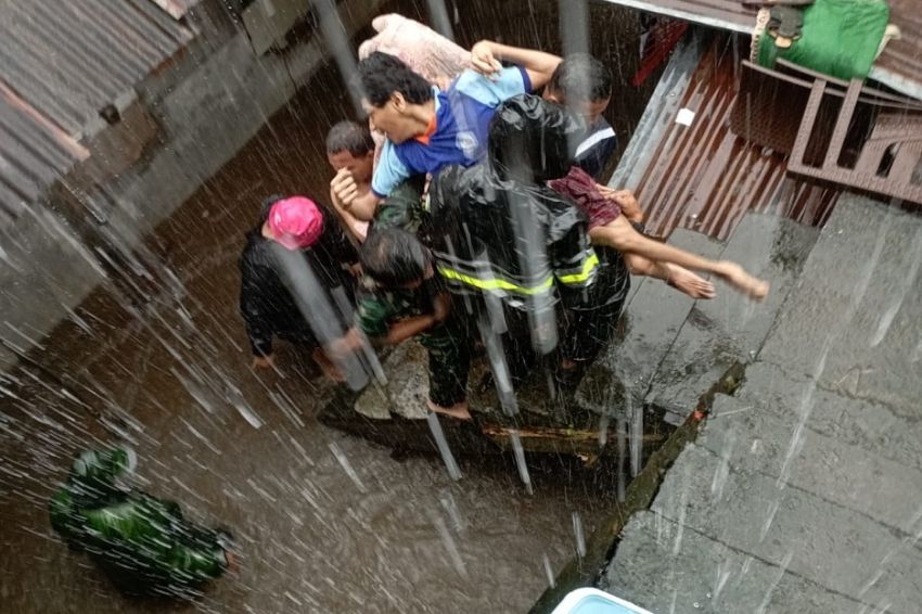 Diguyur Hujan Lebat, Prajurit TNI AU Selamatkan Korban Banjir