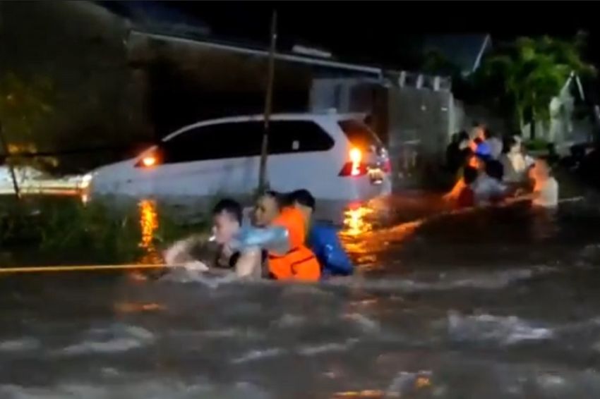 Banjir Landa Parepare, SAR Brimob Evakuasi Ibu dan Balita