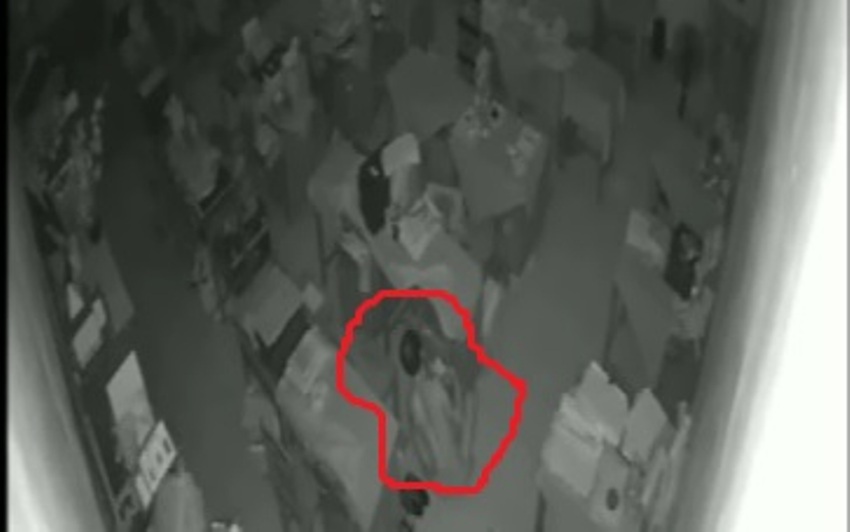 Pencuri Telanjang Bulat Terekam CCTV Beraksi di Sekolah