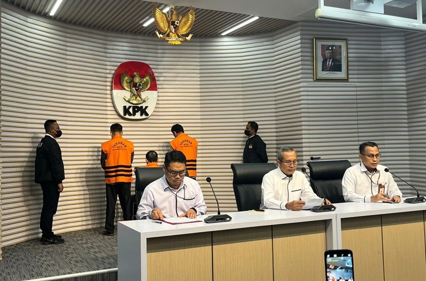 KPK Tahan 3 Tersangka Kasus Korupsi Pengadaan Lahan PTPN XI