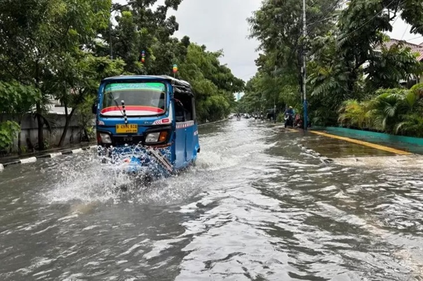 Hujan Deras Seharian, 4 RT di Jakbar Masih Terendam Banjir