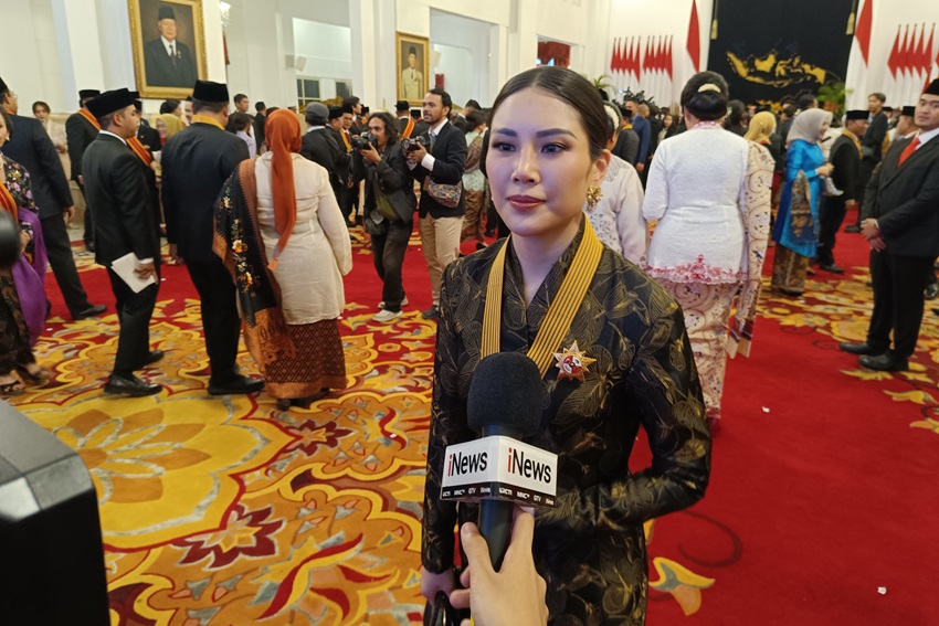 Angela Tanoesoedibjo Terima Bintang Jasa Utama dari Jokowi