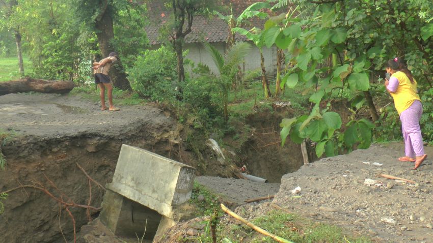 Diterjang Banjir Jembatan Penghubung Dua Desa Terputus 