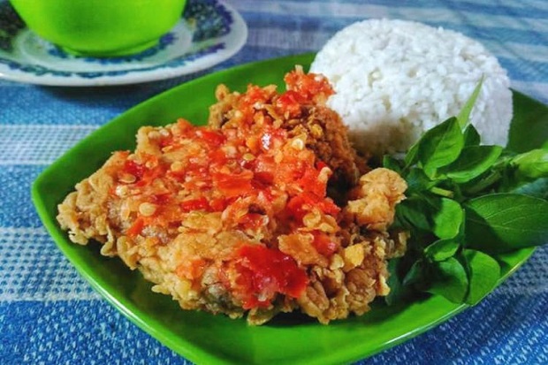 Ayam geprek crispy dan pedas yang lezat