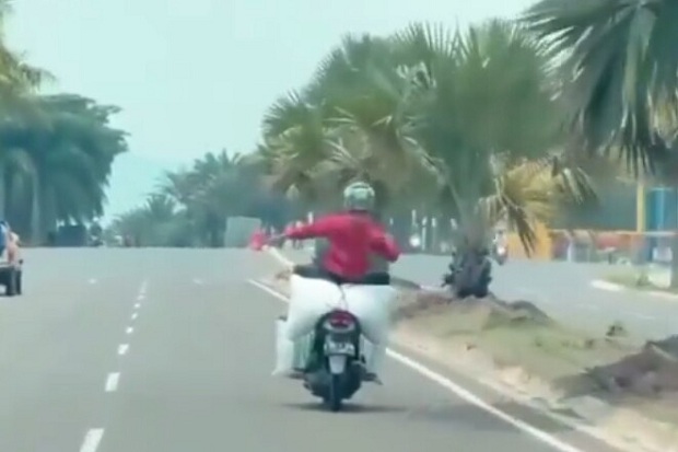 Videonya Viral Pengendara Yang Joget Di Motor Sambil Duduki Karung Dicari Polisi 