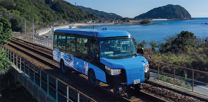 Jepang Bangkitkan Lagi Bus Berjalan di Rel Kereta