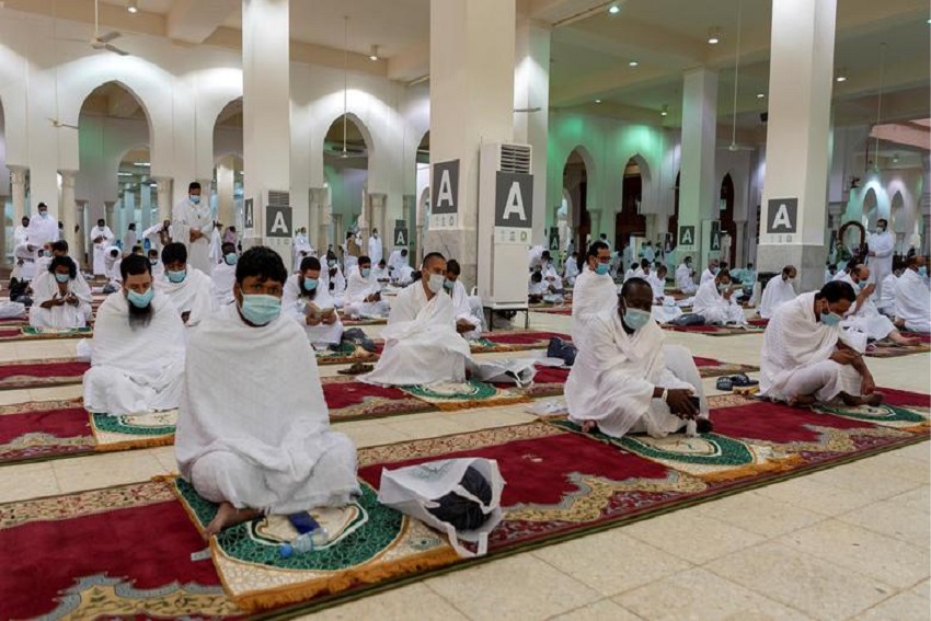 Saudi Minta Jemaah Tetap Kenakan Masker dalam Masjid