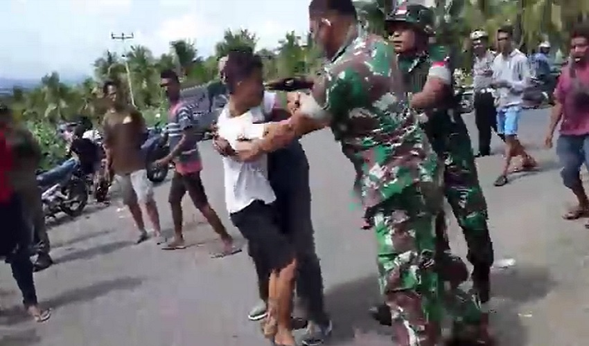 Oknum TNI Pukul Warga, Ratusan Massa Berkumpul Bawa Senjata