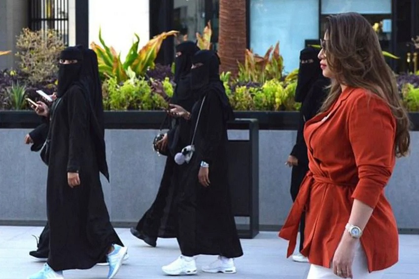 Ini Alasan Perempuan Arab Saudi Kini Boleh Tak Berhijab