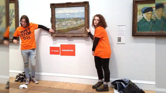 Aktivis Lemkan Diri pada Lukisan Van Gogh di London