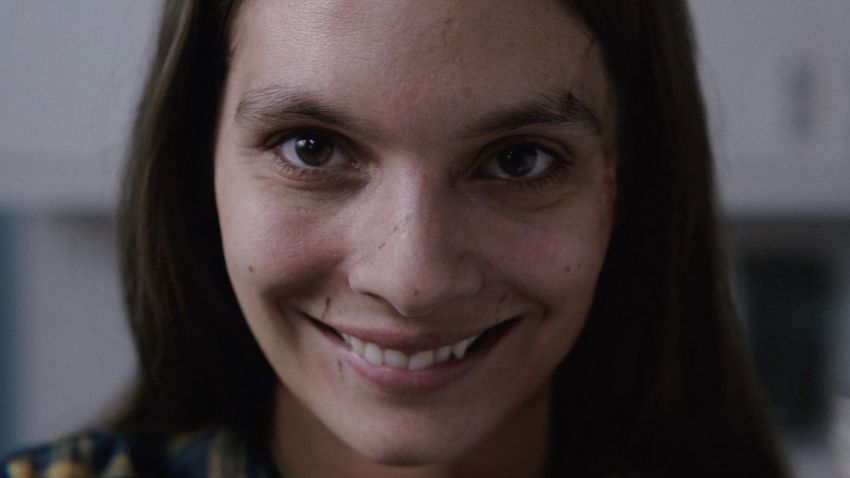Review Film Smile: Teror Hantu Senyum yang Bikin Deg-degan