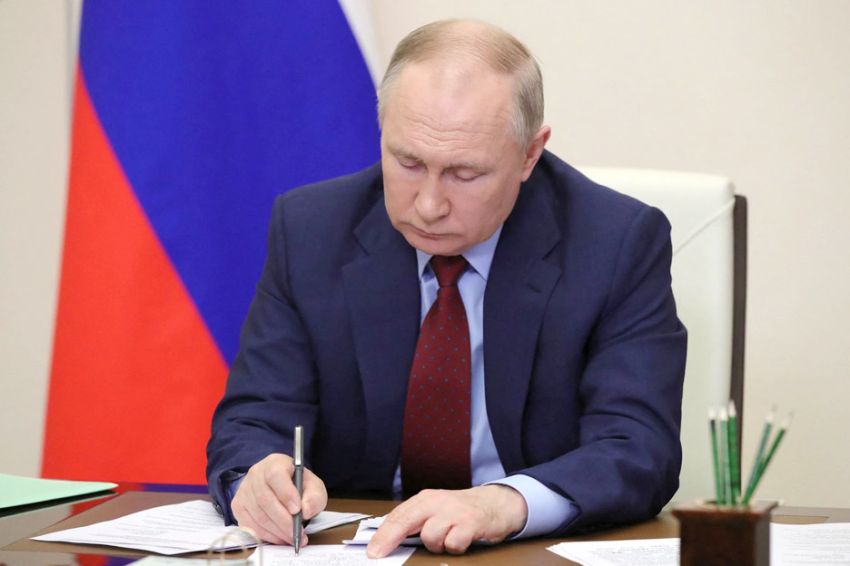 Viral Video Putin Jatuhkan Pena Saat Rapat, Ditonton 1 Juta Kali