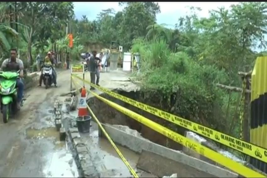 Jalur Sumsel-Lampung Longsor Setinggi 80 Meter, Penangannya Masih Terkatung-katung