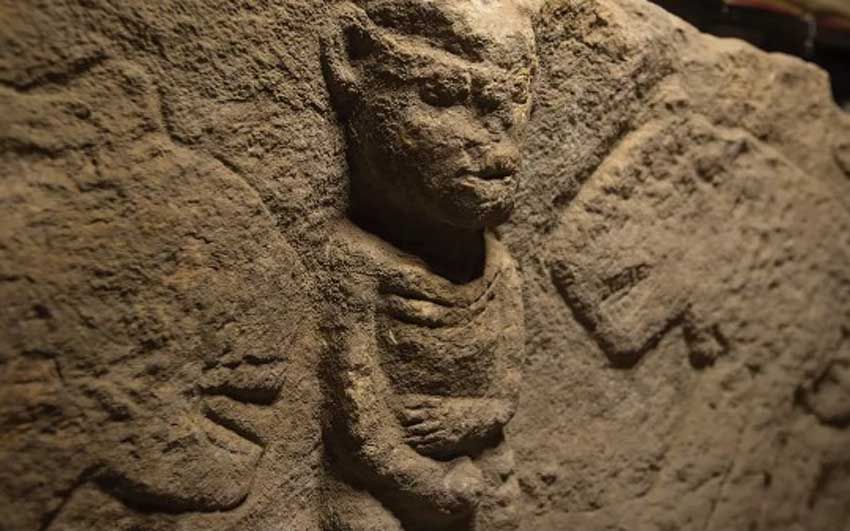 Relief Tertua di Turki , Patung Pria Memegang Lingga Diapit Macan