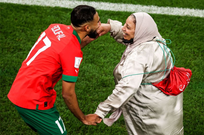 Keseruan Pemain Maroko Rayakan Keberhasilan Lolos ke Semifinal Bareng Ibu
