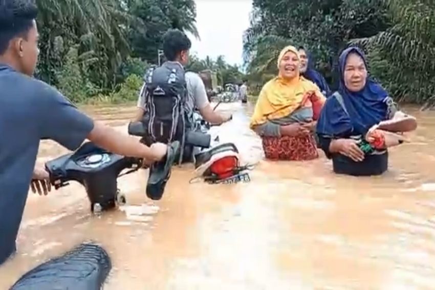 4 Desa di Madina Diterjang Banjir, Jalur Lintas Sumatera Lumpuh