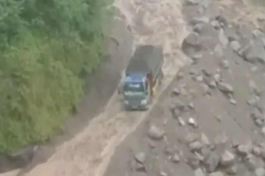 Menegangkan! Truk Terjebak Banjir Lahar Dingin dari Gunung Semeru