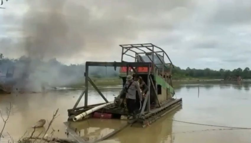 Digerebek Polisi, Para Pekerja Tambang Emas Ilegal Kocar-kacir Lari ke Hutan