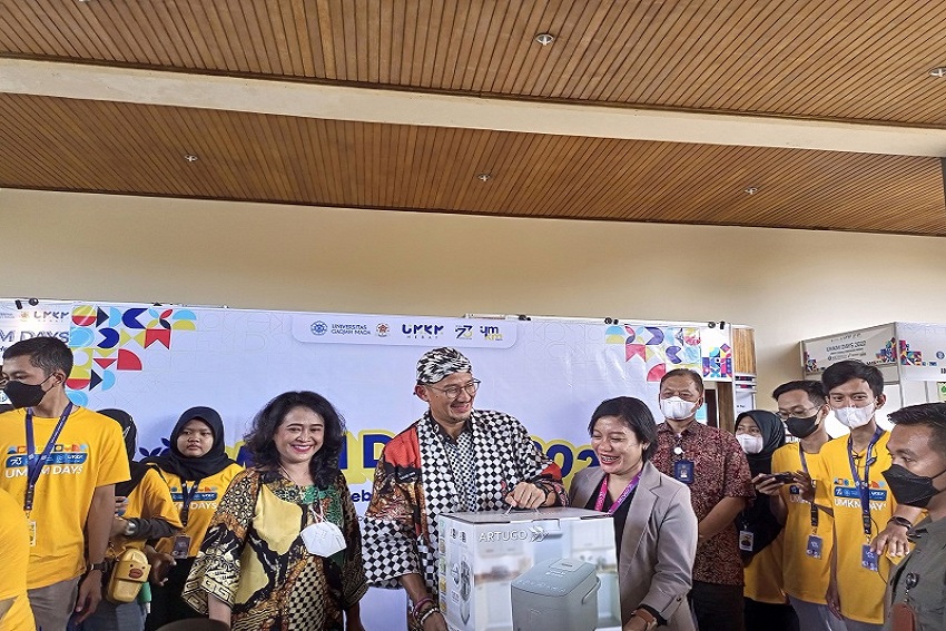 Menparekraf Sandiga Uno Resmi Buka Pabbajja Samanera Sementara di Candi Borobudur