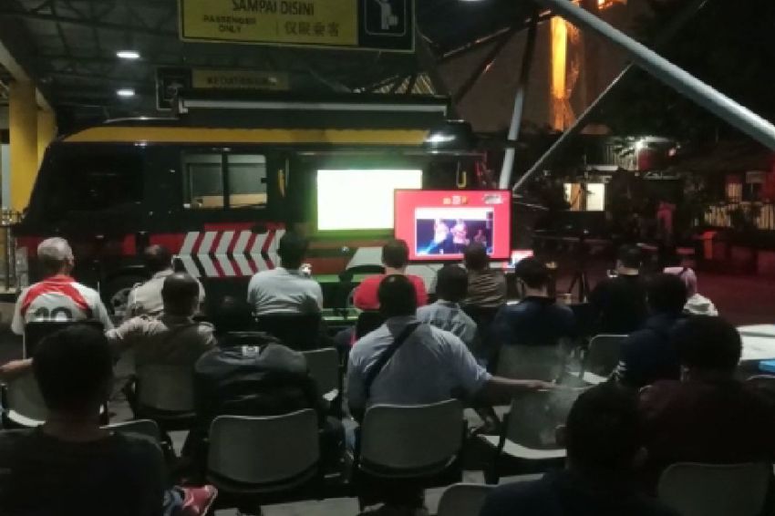 Silaturahmi dengan Warga, Polda Metro Jaya Gelar Nobar Final Piala Dunia di 13 Polres