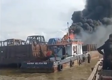 Kapal Tongkang Bermuatan Alat Berat Terbakar di Perairan Tanjung Solok