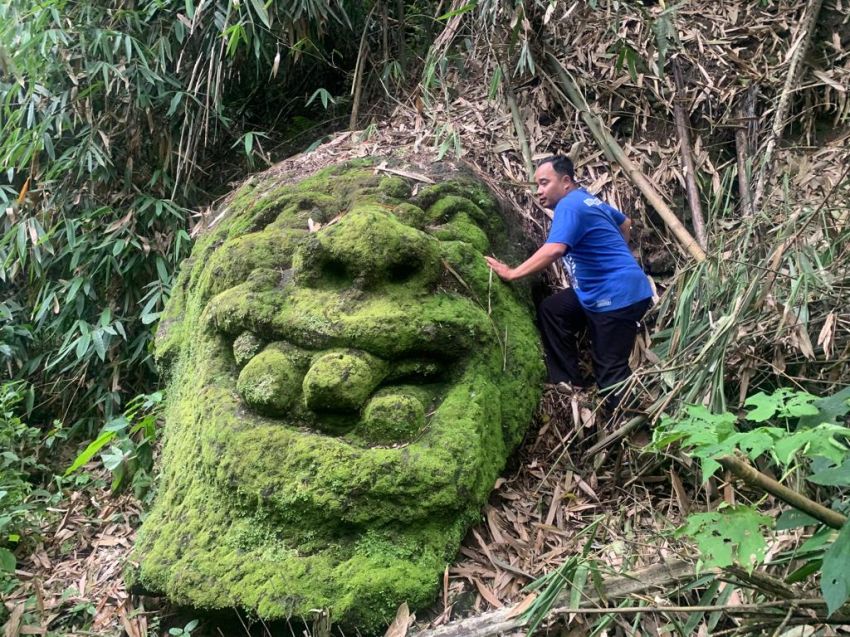 Patung Kepala Arca Raksasa Ditemukan di Kawasan Hutan Maribaya Lembang