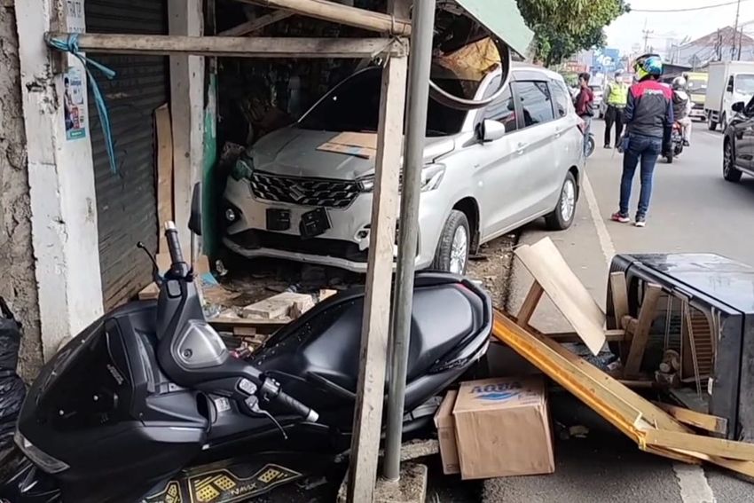 Minibus Tabrak Warung di Bogor, Satu Orang Terluka