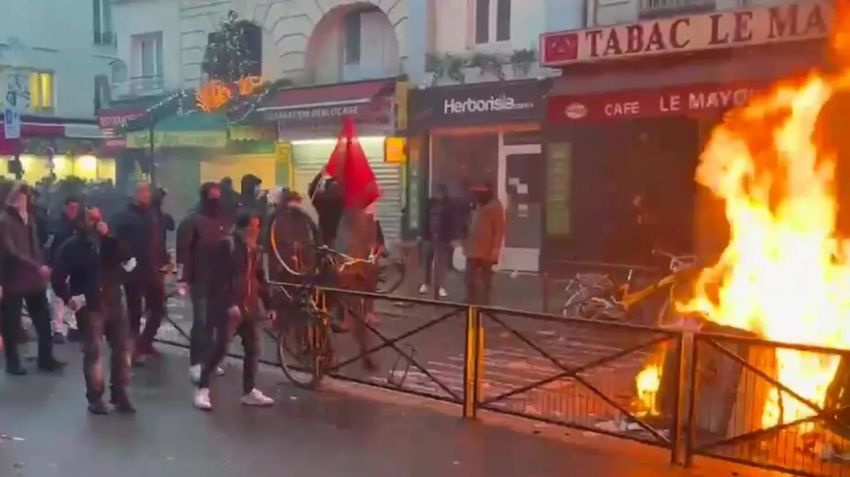 Pengunjuk Rasa Kurdi Mengamuk di Paris Setelah Penembakan Mematikan