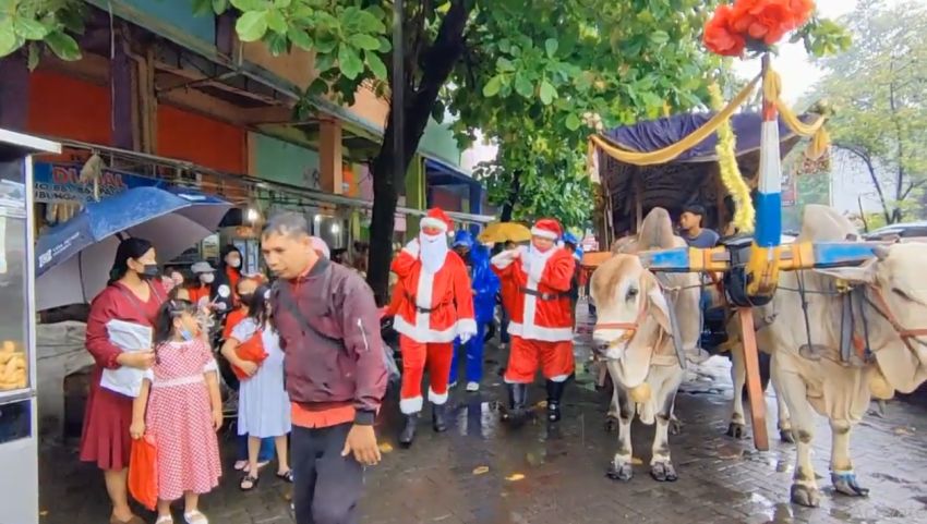 2 Sinterklas Bagi-bagi Kado Natal di Pasar Boyolali
