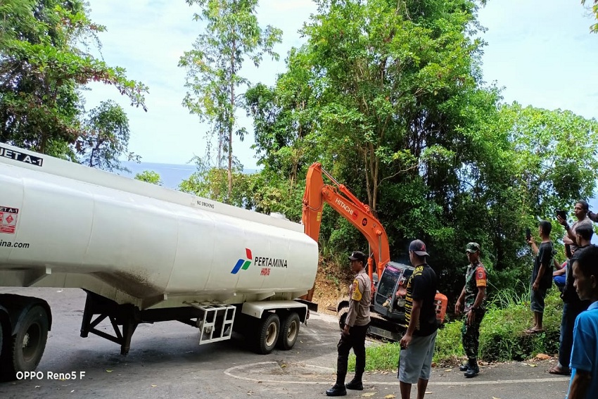 Truk Pertamina Melintang di Tikungan, Jalan Trans Sulawesi Lumpuh 10 Jam