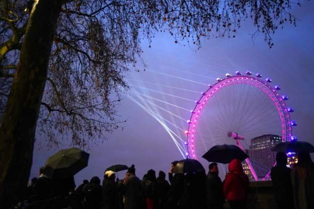 100.000 Orang Saksikan Pesta Kembang Api Malam Tahun Baru di Tepi Sungai Thames