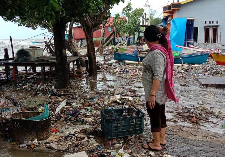 Dampak Cuaca Ekstrem, Belasan Ton Sampah Penuhi Pantai Kuri Caddi Maros