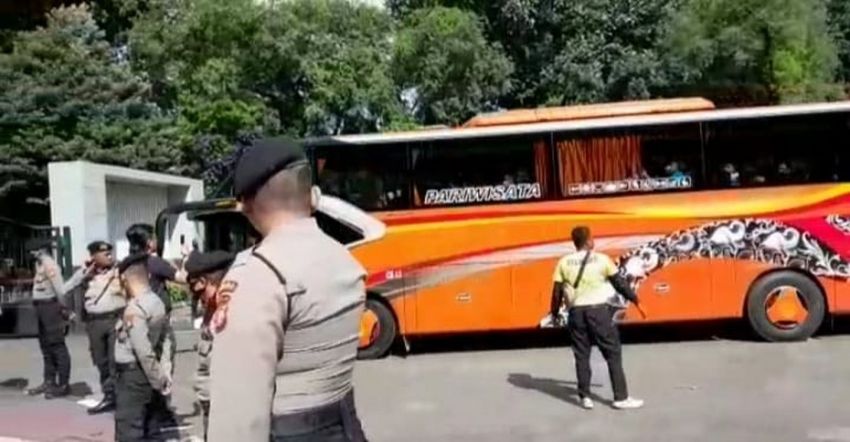 Tiba di SUGBK, Bus Timnas Indonesia dan Vietnam Dikawal Ketat