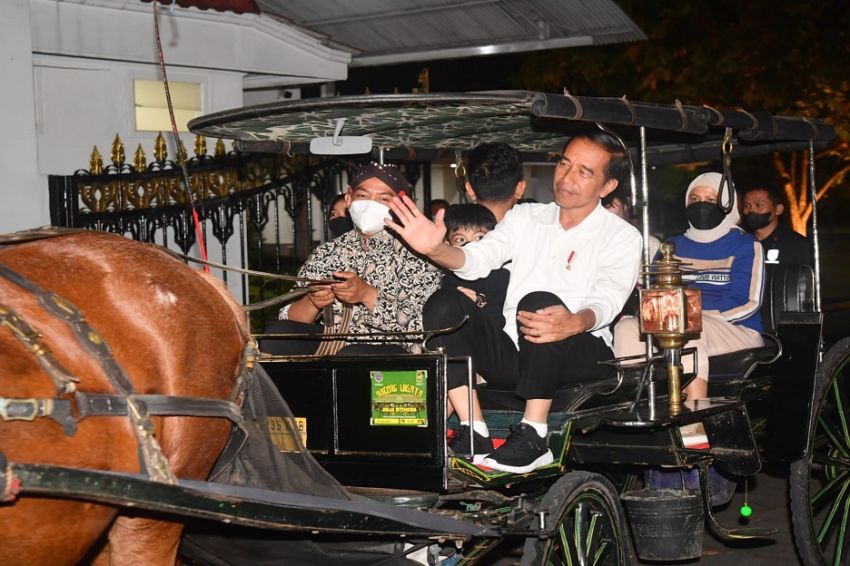 Nikmati Malam Minggu di DIY, Presiden Jokowi Bersama Keluarga Naik Andong di Malioboro